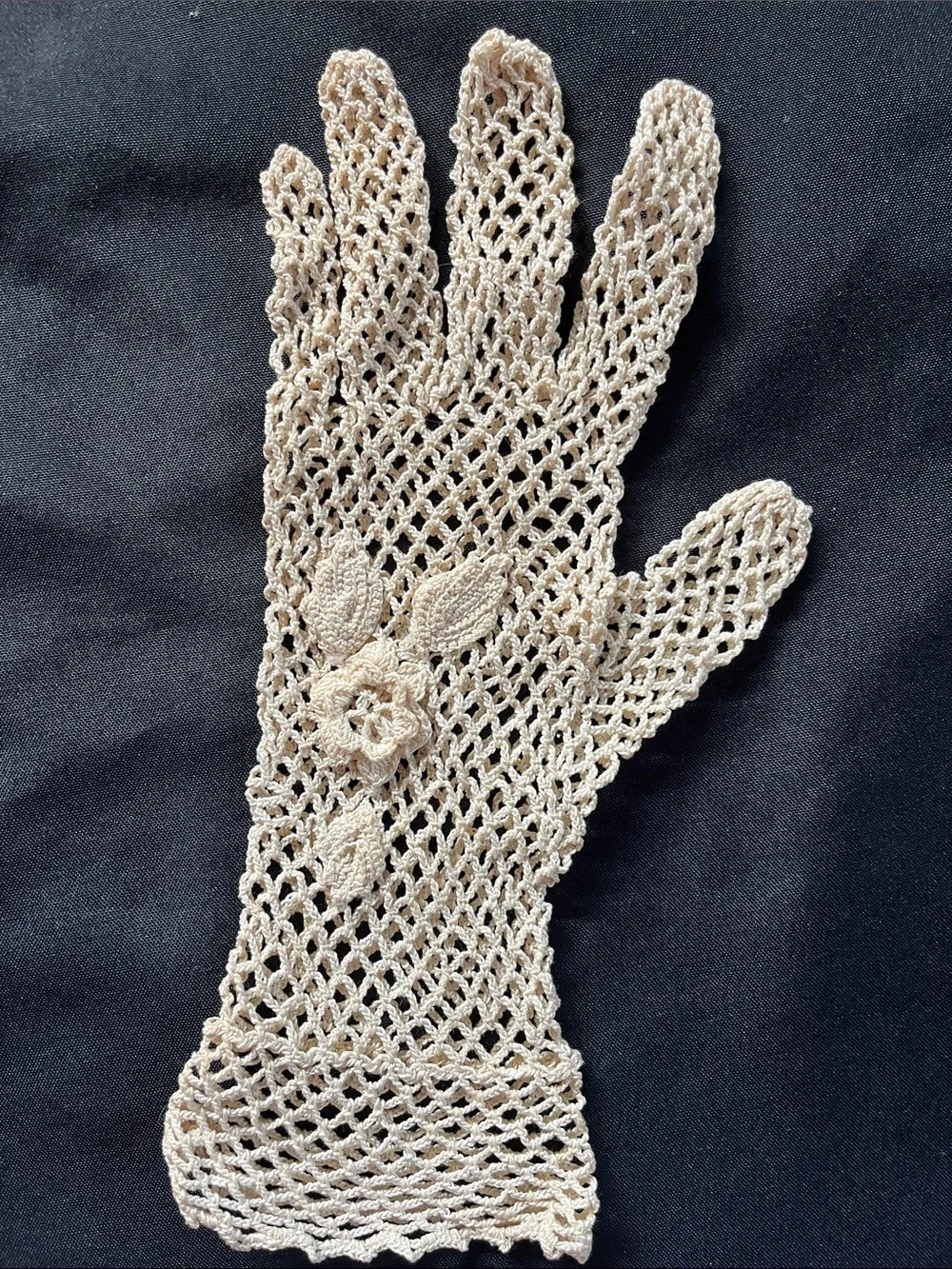 Vtg/Antique Hand Crochet Delicate Lace Gloves Ecru Color Floral Small Size *READ